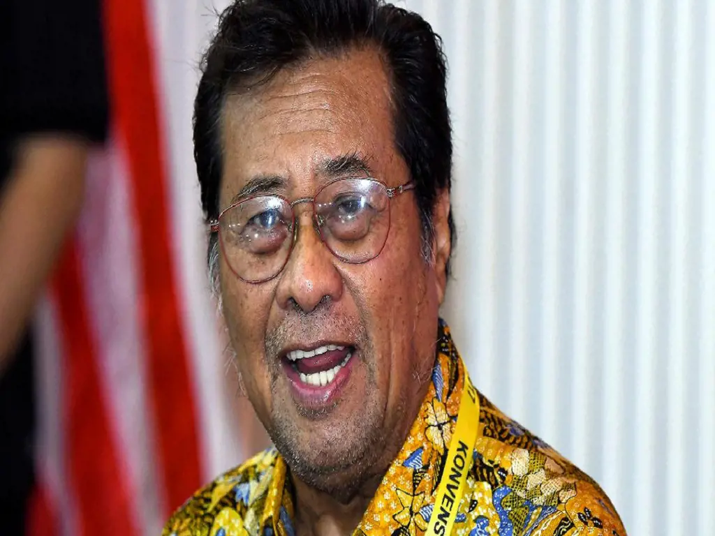   Khalid Ibrahim became the CEO of the Malaysianized Guthrie, now known as Kumpulan Guthrie Bhd, from 1995 to 2003.